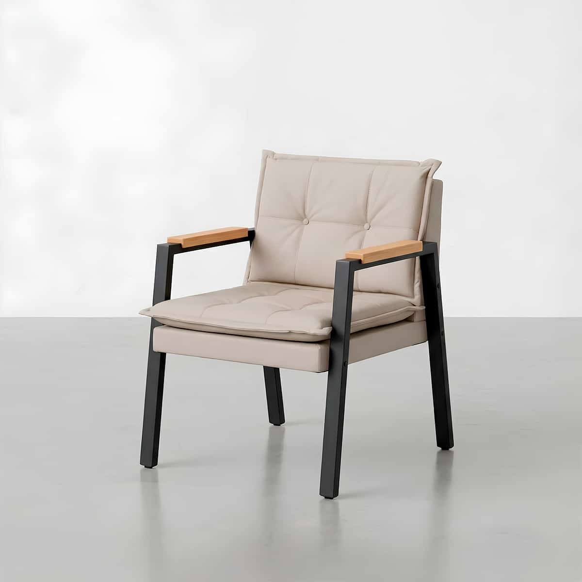 Poltrona moderna com braços de madeira.